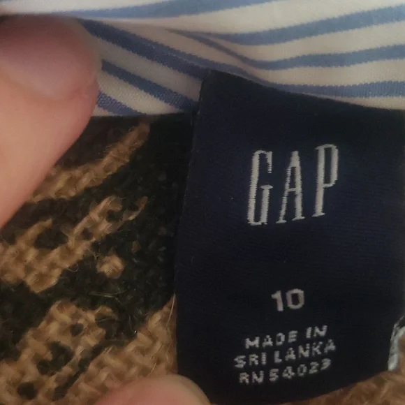 Woman's size 10 Gap button up - Picture 4 of 4